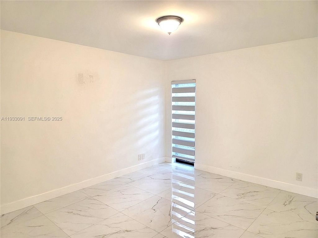 Image 15 of property listing at 9723 N New River Canal Road 416, Plantation, FL 33324