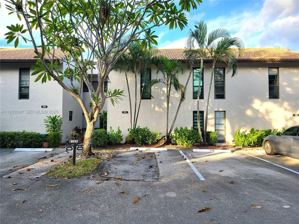 Image 33 of property listing at 9723 N New River Canal Road 416, Plantation, FL 33324