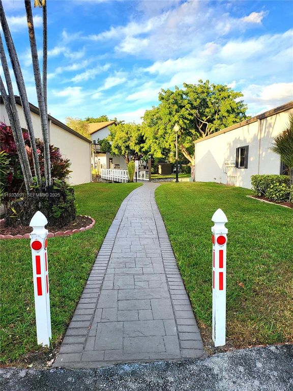 Image 34 of property listing at 9723 N New River Canal Road 416, Plantation, FL 33324
