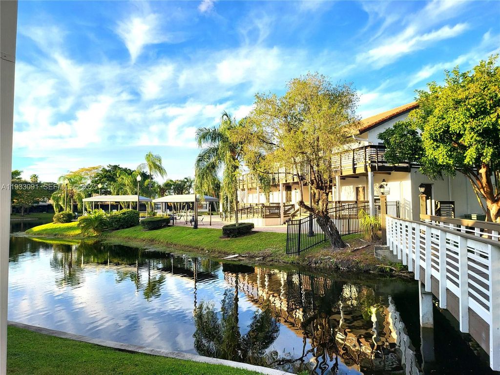 Image 37 of property listing at 9723 N New River Canal Road 416, Plantation, FL 33324