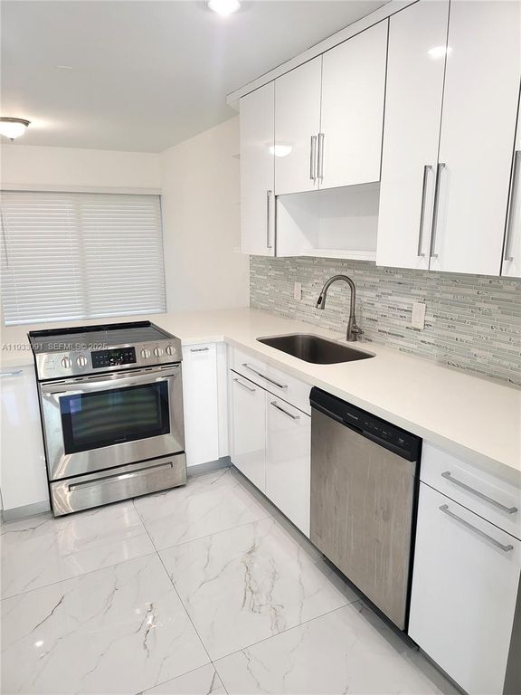 Image 4 of property listing at 9723 N New River Canal Road 416, Plantation, FL 33324