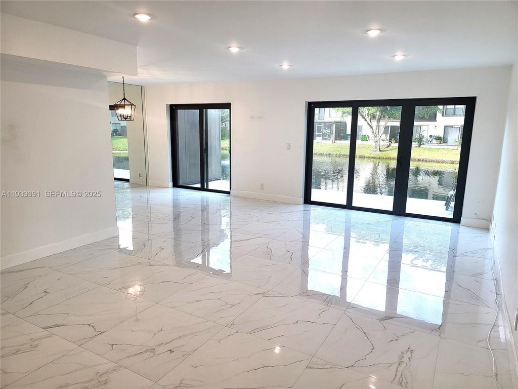 Image 8 of property listing at 9723 N New River Canal Road 416, Plantation, FL 33324