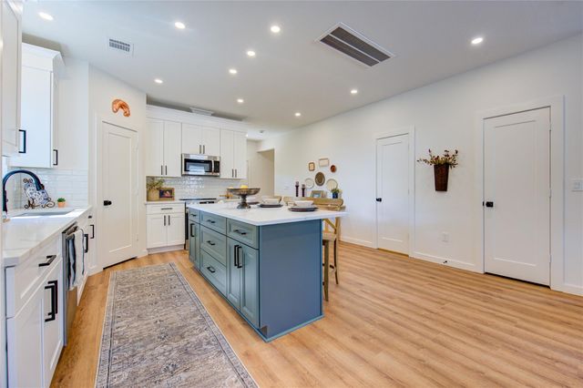 11 E O'bryant, Bellville, TX 77418