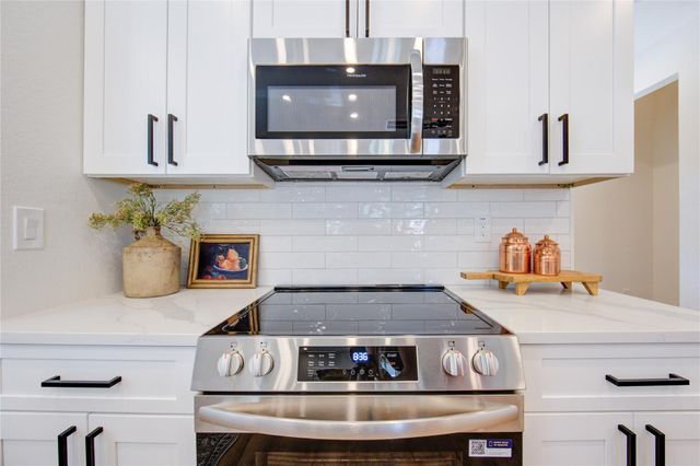 11 E O'bryant, Bellville, TX 77418