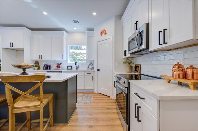 11 E O'bryant, Bellville, TX 77418