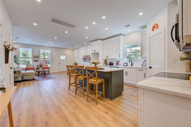 11 E O'bryant, Bellville, TX 77418