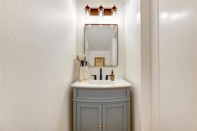 11 E O'bryant, Bellville, TX 77418