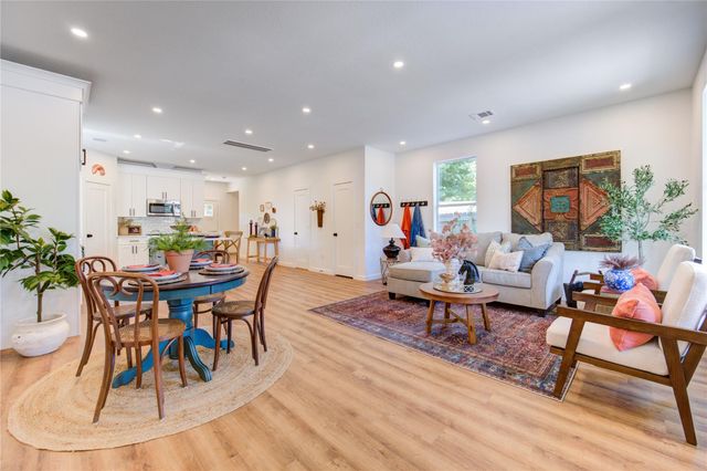 11 E O'bryant, Bellville, TX 77418