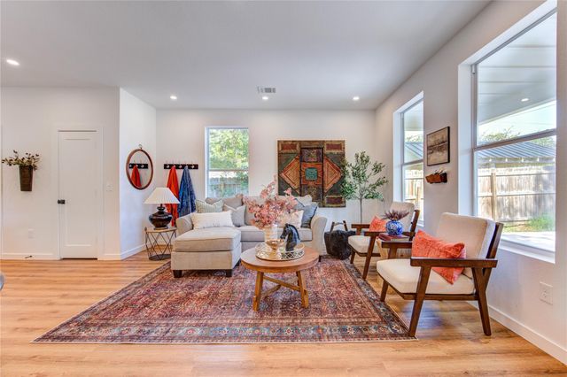 11 E O'bryant, Bellville, TX 77418