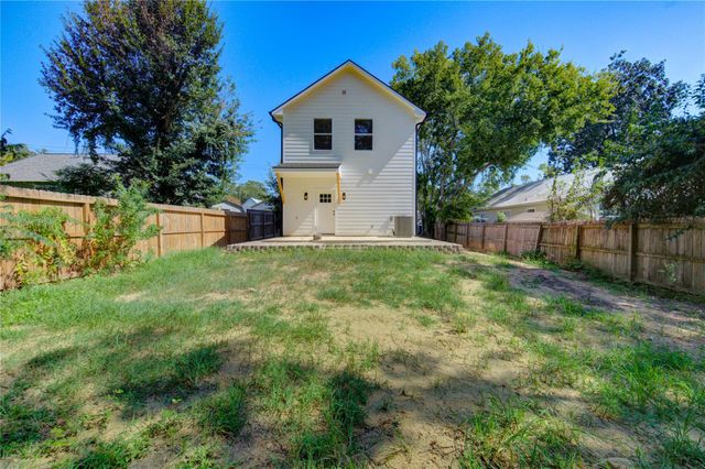 11 E O'bryant, Bellville, TX 77418