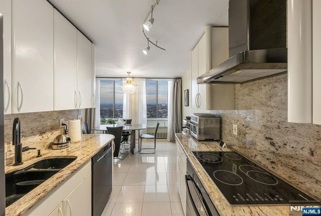 300 Winston 2922, Cliffside Park, NJ 07010