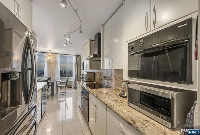 300 Winston 2922, Cliffside Park, NJ 07010