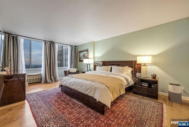 300 Winston 2922, Cliffside Park, NJ 07010