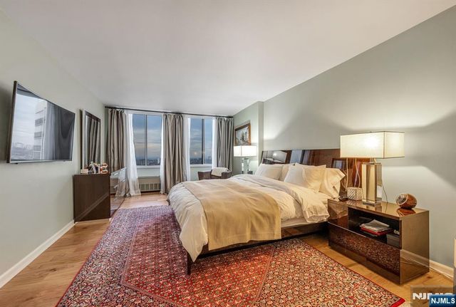 300 Winston 2922, Cliffside Park, NJ 07010