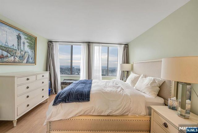 300 Winston 2922, Cliffside Park, NJ 07010