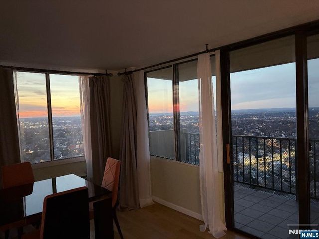 300 Winston 2922, Cliffside Park, NJ 07010