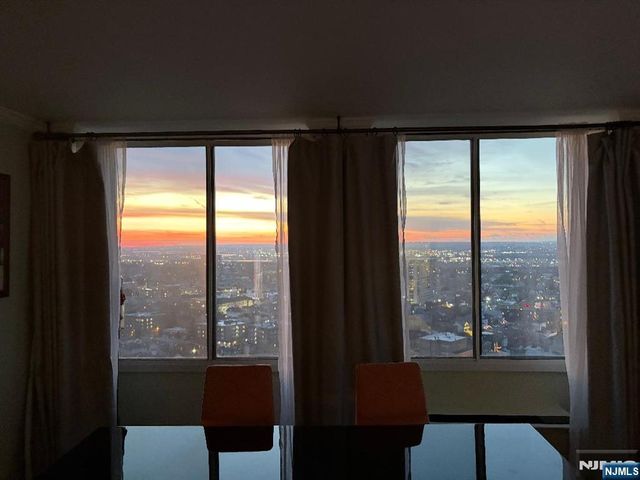 300 Winston 2922, Cliffside Park, NJ 07010