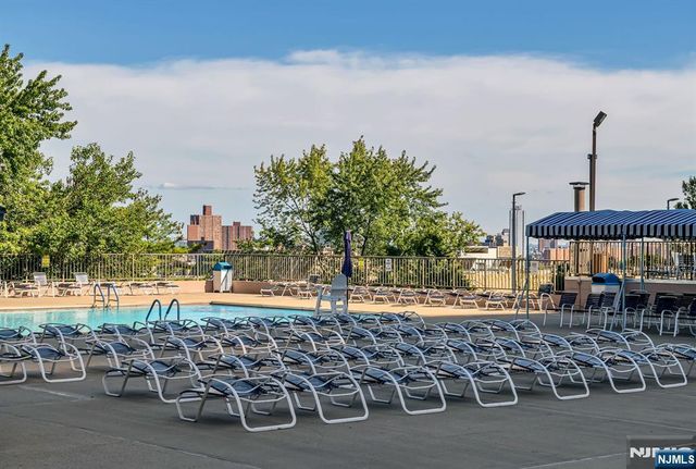 300 Winston 2922, Cliffside Park, NJ 07010