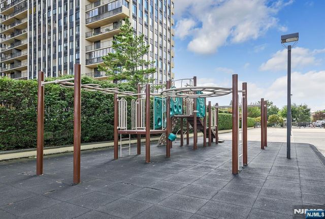 300 Winston 2922, Cliffside Park, NJ 07010