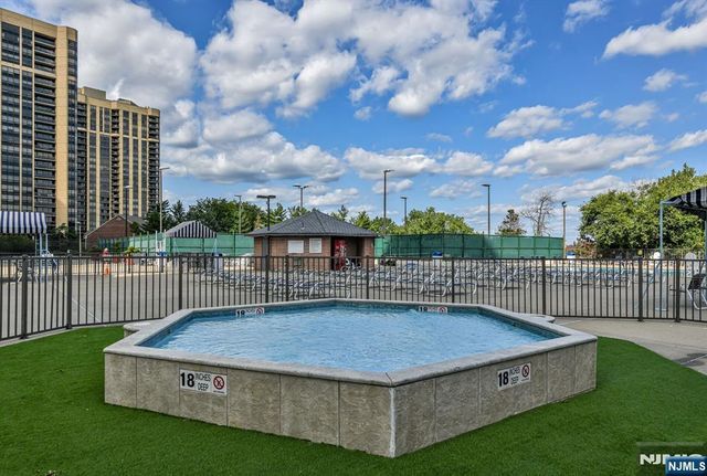 300 Winston 2922, Cliffside Park, NJ 07010