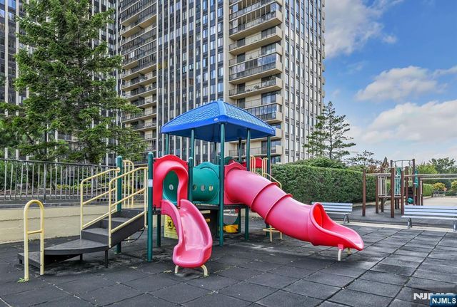 300 Winston 2922, Cliffside Park, NJ 07010