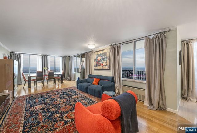 300 Winston 2922, Cliffside Park, NJ 07010