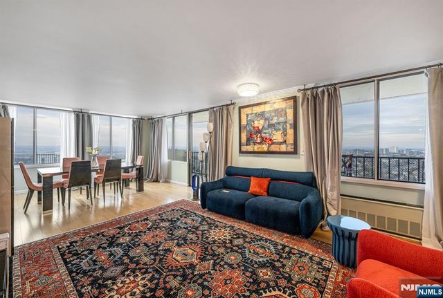 300 Winston 2922, Cliffside Park, NJ 07010