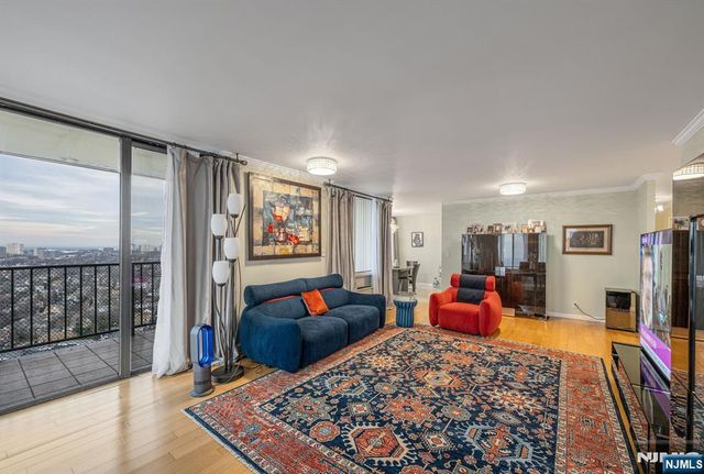 300 Winston 2922, Cliffside Park, NJ 07010