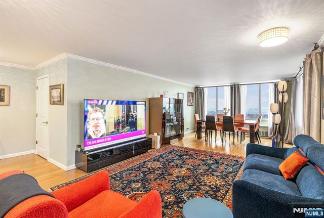 300 Winston 2922, Cliffside Park, NJ 07010