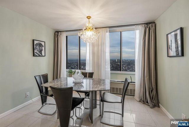 300 Winston 2922, Cliffside Park, NJ 07010