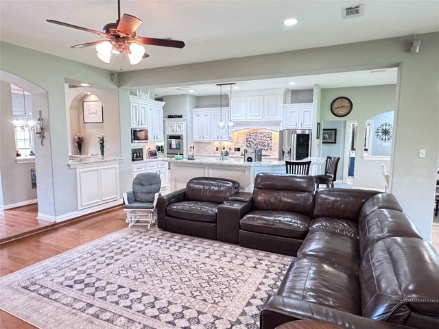 707 Fairway Oaks, Conroe, TX 77302