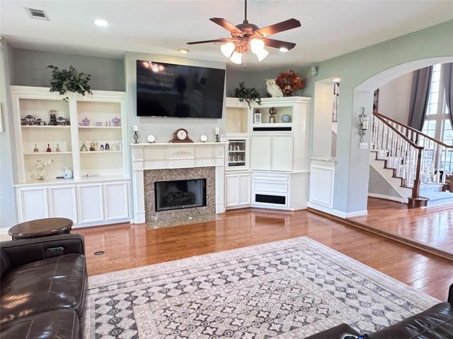 707 Fairway Oaks, Conroe, TX 77302