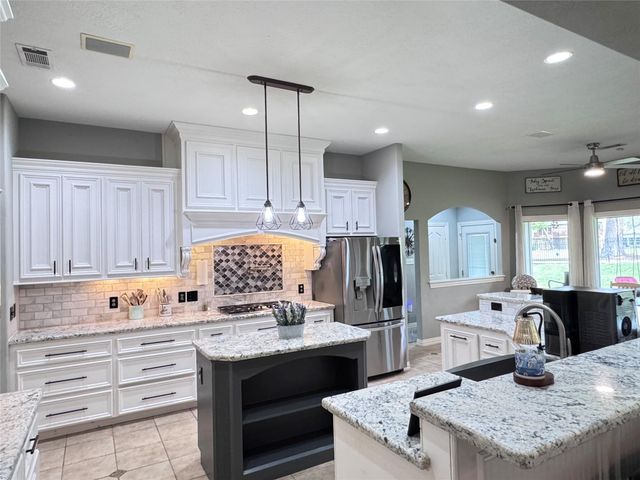 707 Fairway Oaks, Conroe, TX 77302