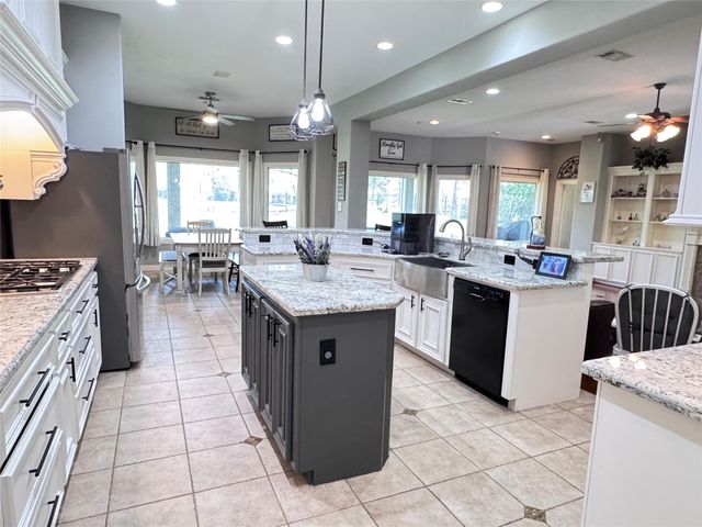 707 Fairway Oaks, Conroe, TX 77302