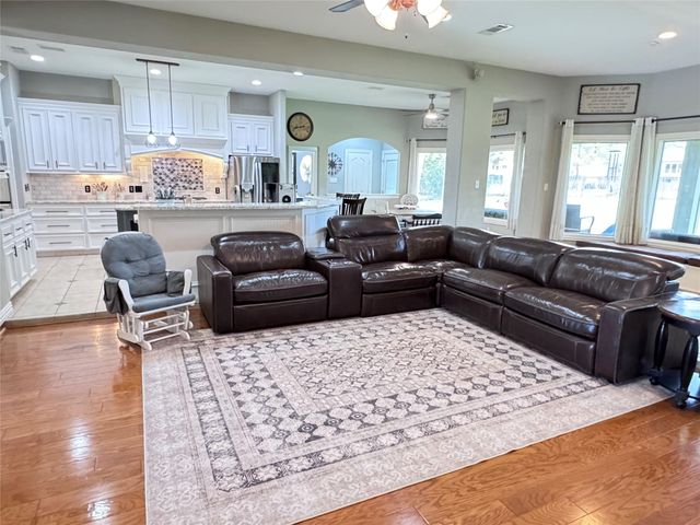 707 Fairway Oaks, Conroe, TX 77302