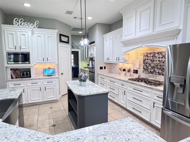 707 Fairway Oaks, Conroe, TX 77302