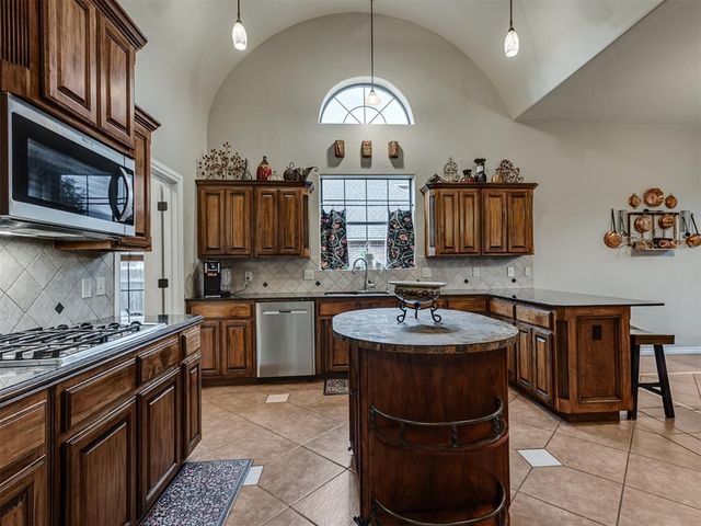 908 N Justin Drive, Yukon, OK 73099