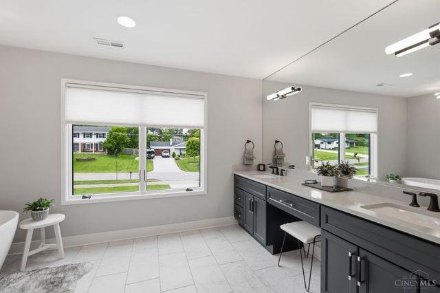 9932 Zig Zag Road, Montgomery, OH 45242