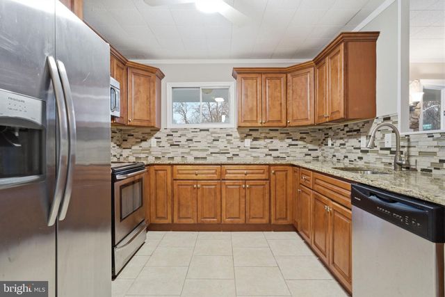 820 AUBURN RD, Fairless Hills, PA 19030