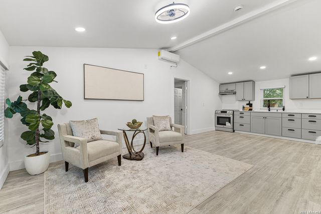 937 Anderson, Seguin, TX 78155