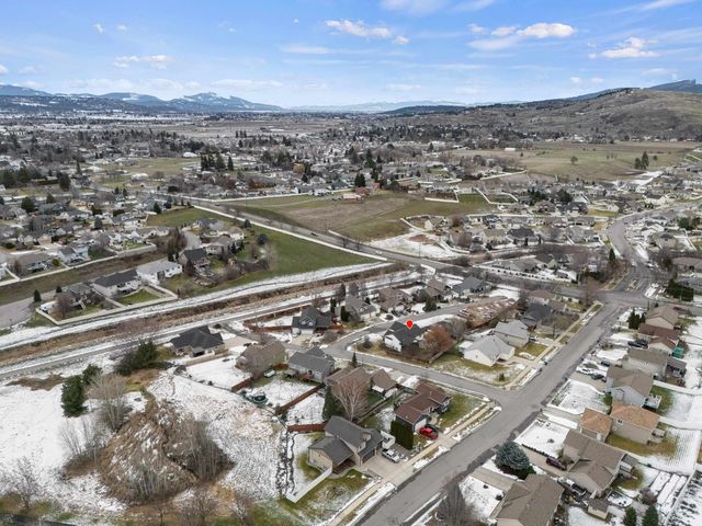 18608 E Lindsay Ln, Greenacres, WA 99016