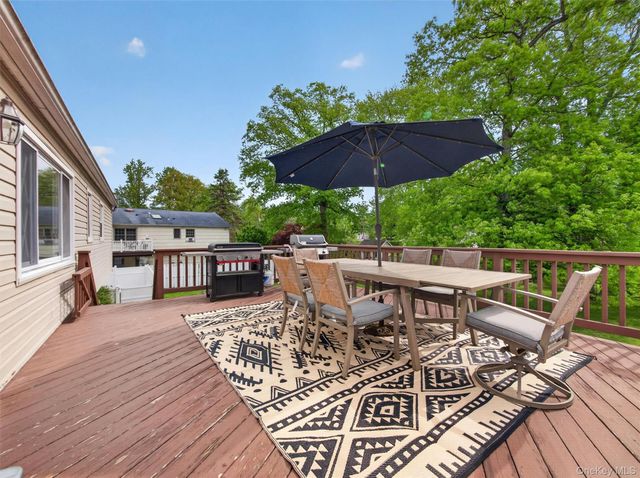 584 Babbling Brook Lane, Valley Cottage, NY 10989