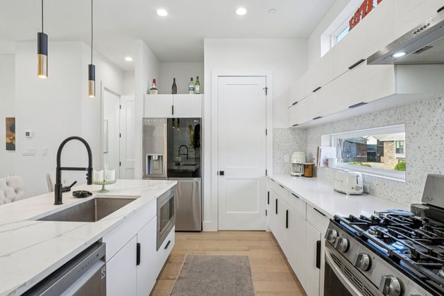 145 N Henderson Avenue 102, Dallas, TX 75214