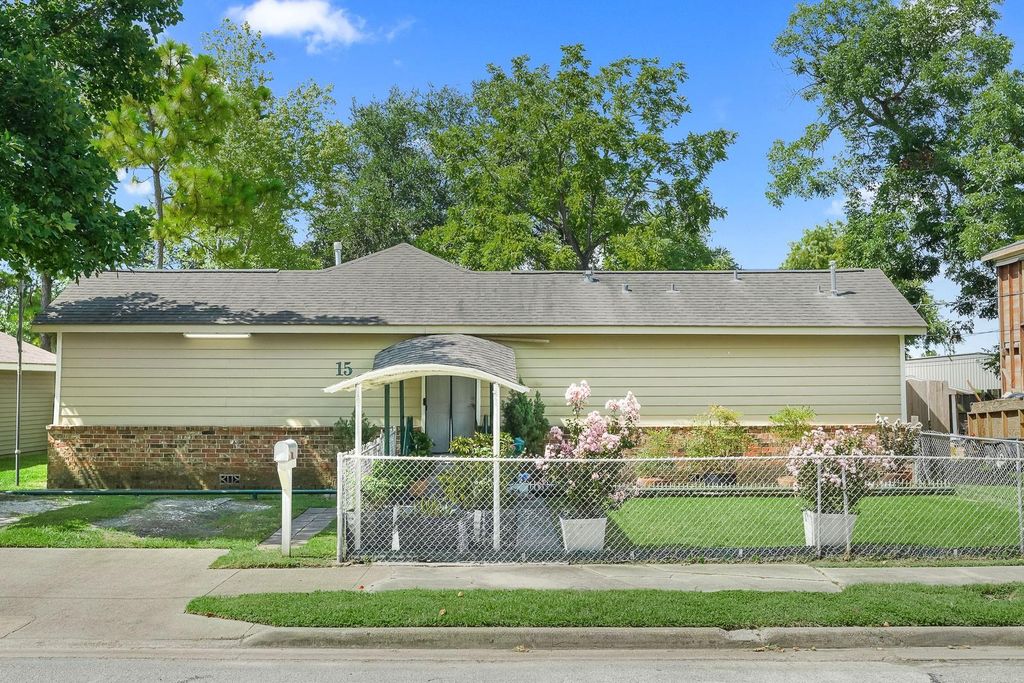 15 E Sterling Street, Baytown, TX 77520