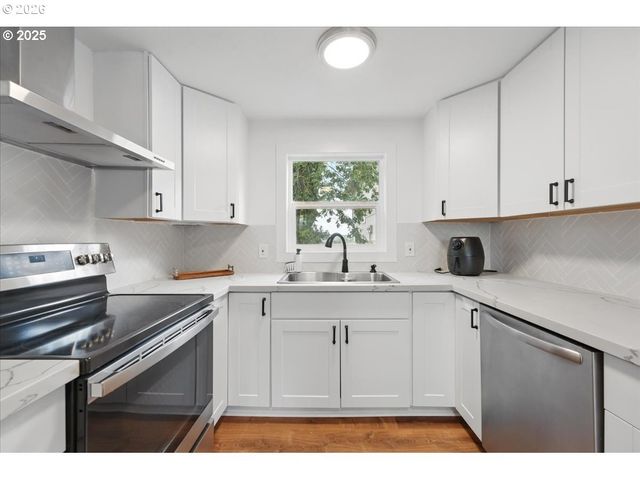 4711 ALDER St, West Linn, OR 97068