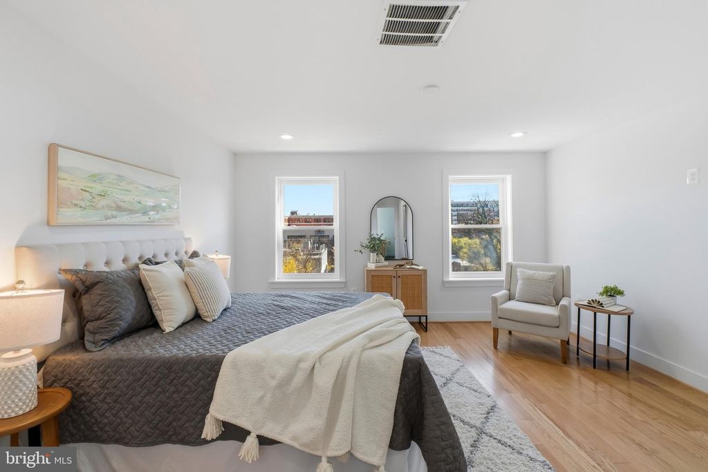 Image 17 of property listing at 3461 KESWICK RD, Baltimore, MD 21211