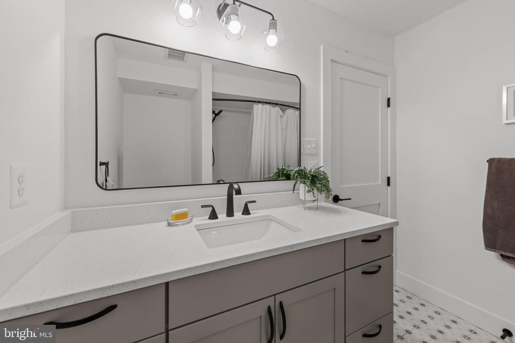 Image 8 of property listing at 3461 KESWICK RD, Baltimore, MD 21211