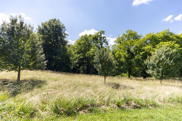 1202 Valarie Ln, Columbia, TN 38401