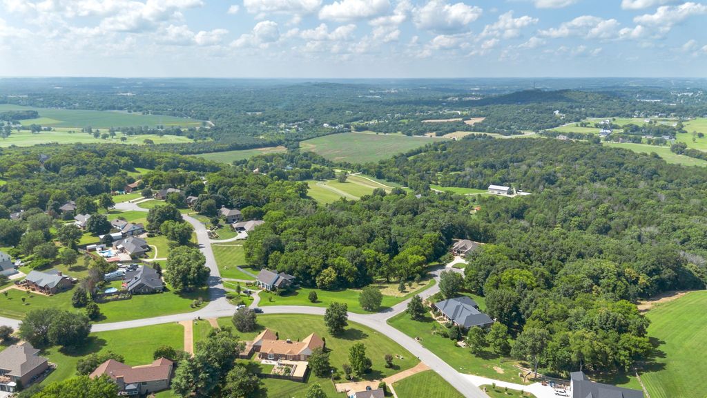 1202 Valarie Ln, Columbia, TN 38401