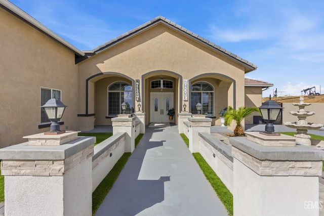 5059 N Hills Drive, Bakersfield, CA 93308